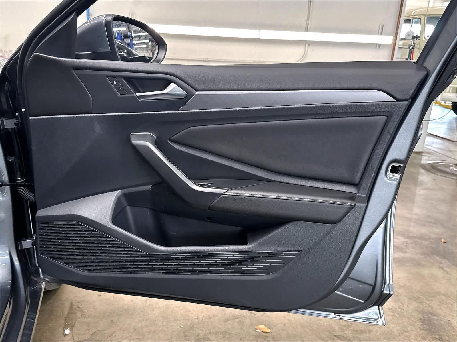Used 2024 Volkswagen Jetta SE w/ Panoramic Sunroof Package FWD image 29