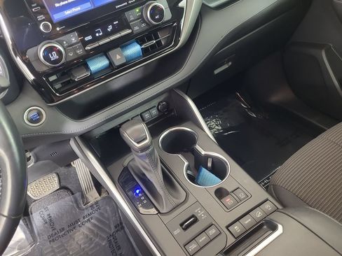 Used 2021 Toyota Highlander LE AWD/4WD image 16