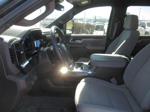 Used 2024 Chevrolet Silverado 2500 LT image 3