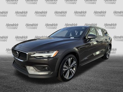 Used 2025 Volvo V60 B5 Cross Country Plus image 9