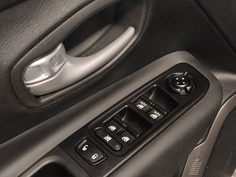 Used 2023 Jeep Renegade Latitude image 27