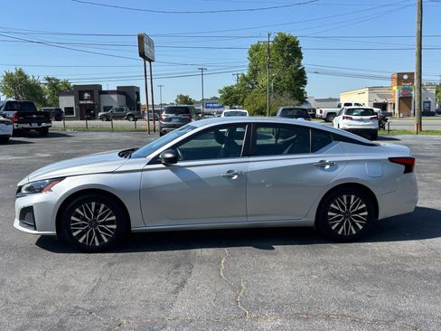 Used 2024 Nissan Altima 2.5 SV image 3