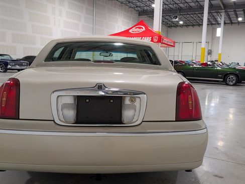 Used 2001 Lincoln Town Car Cartier RWD image 12
