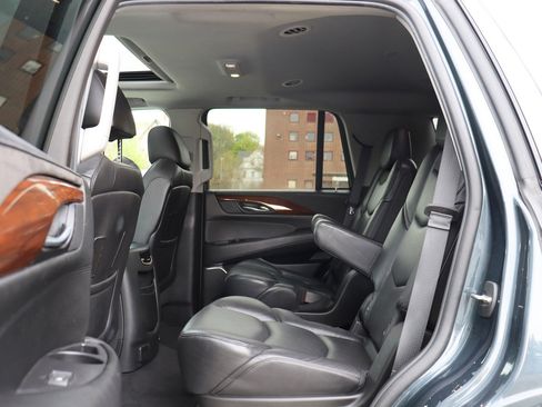 Used 2019 Cadillac Escalade Luxury AWD/4WD image 14