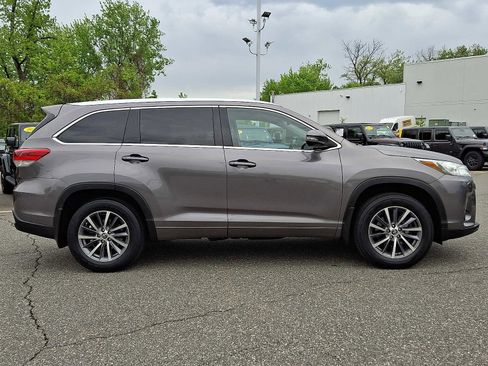 Used 2018 Toyota Highlander XLE AWD/4WD image 7