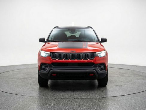 Used 2025 Jeep Compass Trailhawk AWD/4WD image 2