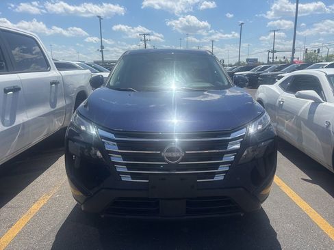 Used 2024 Nissan Rogue SV AWD/4WD image 2