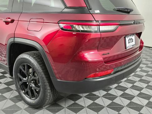 Used 2024 Jeep Grand Cherokee Altitude image 13