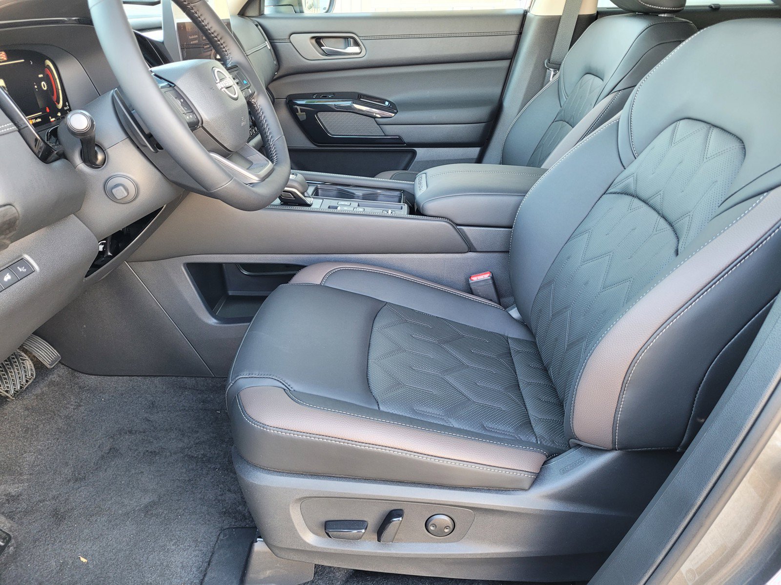 New 2026 Nissan Pathfinder Platinum FWD image 9