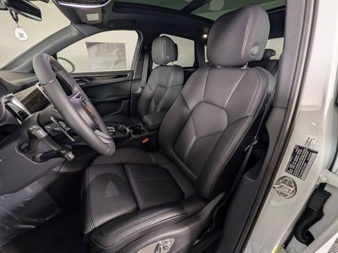 New 2026 Porsche Macan AWD/4WD image 5