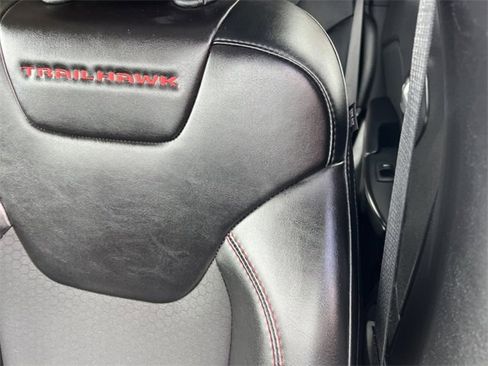 Used 2022 Jeep Cherokee Trailhawk image 13