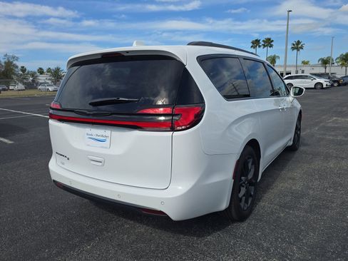 Used 2021 Chrysler Pacifica Touring w/ S Appearance Package image 3