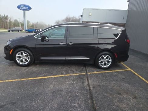 Used 2018 Chrysler Pacifica Touring-L Plus w/ Tire & Wheel Group image 9
