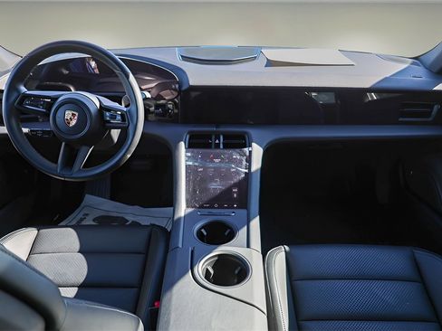 Used 2022 Porsche Taycan image 9