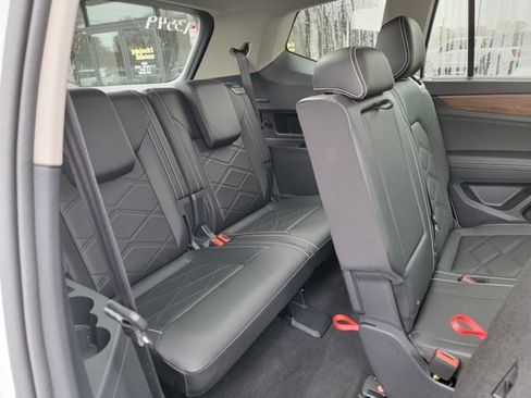 Used 2025 Volkswagen Atlas SE image 32