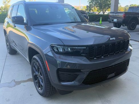 New 2025 Jeep Grand Cherokee Altitude image 2