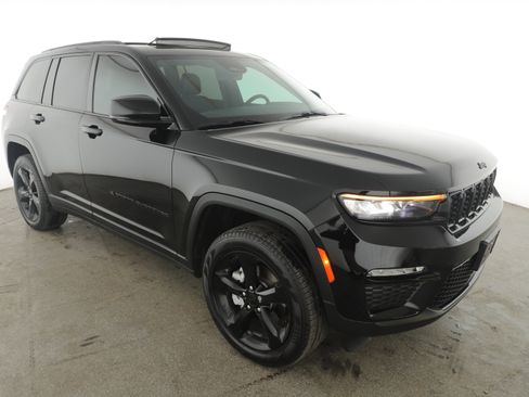 Used 2025 Jeep Grand Cherokee Limited w/ Black Appearance Package image 11