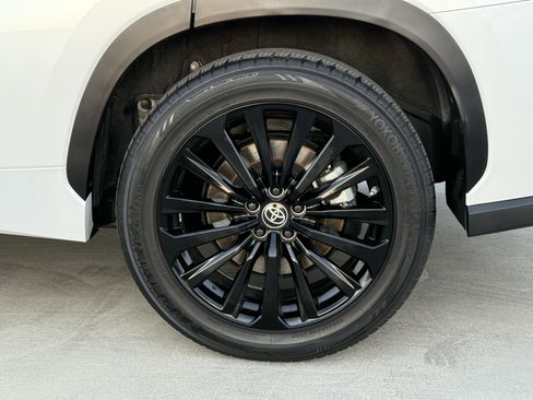 Used 2023 Toyota Highlander XSE image 16