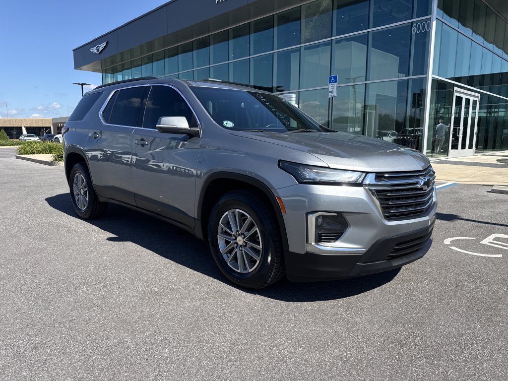 Used 2023 Chevrolet Traverse LT FWD image 2