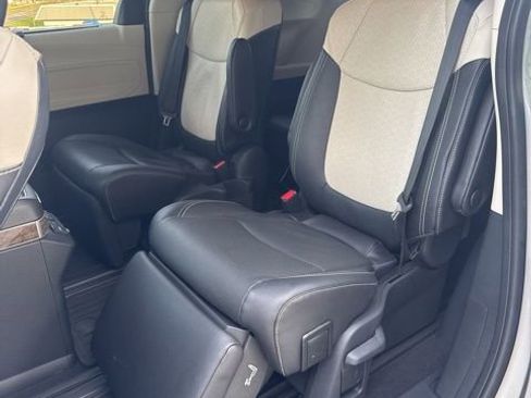 Used 2025 Toyota Sienna Platinum image 12