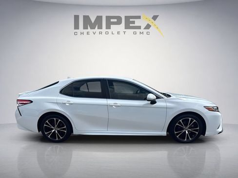 Used 2020 Toyota Camry SE FWD image 6