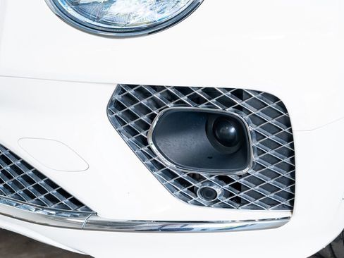 Used 2021 Bentley Bentayga Plug-In Hybrid image 14