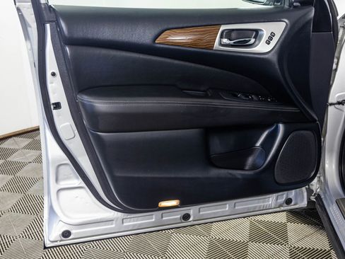 Used 2019 Nissan Pathfinder Platinum AWD/4WD image 40