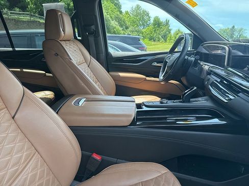 Used 2023 Cadillac Escalade ESV Sport w/ LPO, Floor Liner Package AWD/4WD image 4