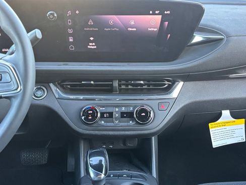 Used 2025 Buick Envista Preferred w/ Convenience I Package image 3