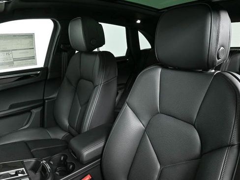 Certified 2025 Porsche Macan image 5