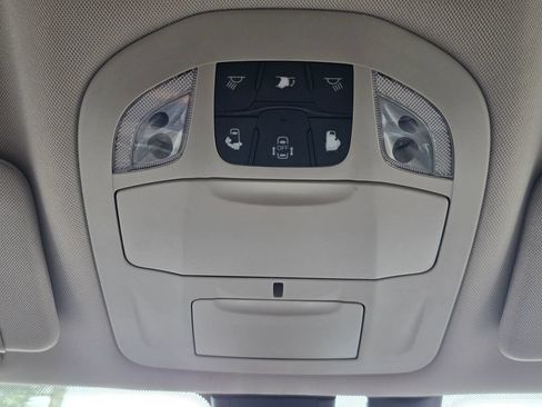 Used 2019 Chrysler Pacifica Touring-L FWD image 27