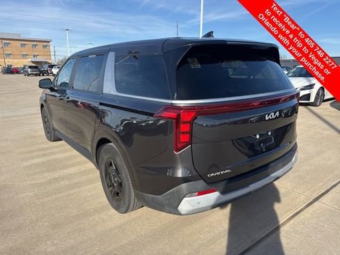 Used 2025 Kia Carnival image 3