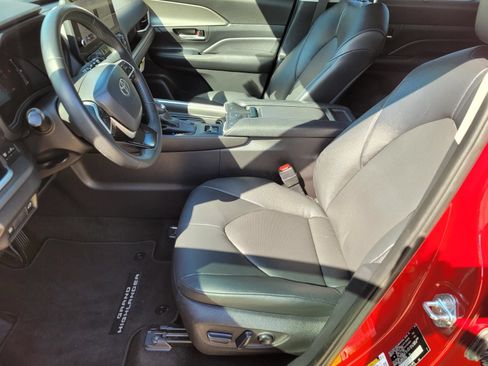 Used 2025 Toyota Grand Highlander FWD image 25