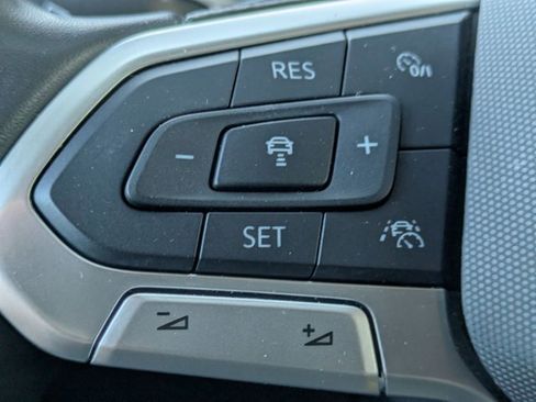 Used 2025 Volkswagen Taos SE image 17