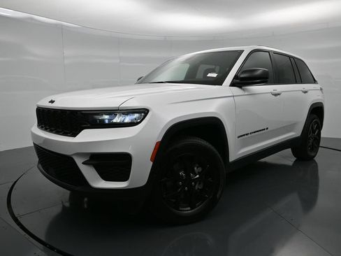 Used 2024 Jeep Grand Cherokee Altitude AWD/4WD image 1