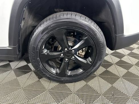 Certified 2023 Jeep Grand Cherokee Limited w/ Black Appearance Package AWD/4WD image 34