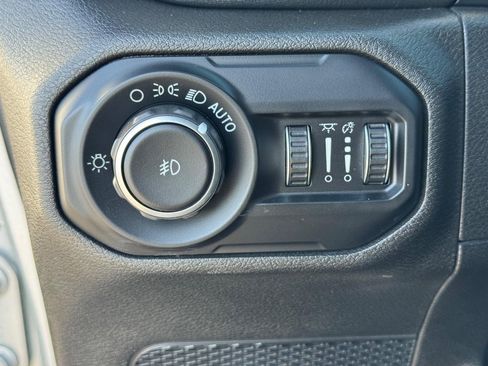 Used 2018 Jeep Wrangler Unlimited Sahara image 22