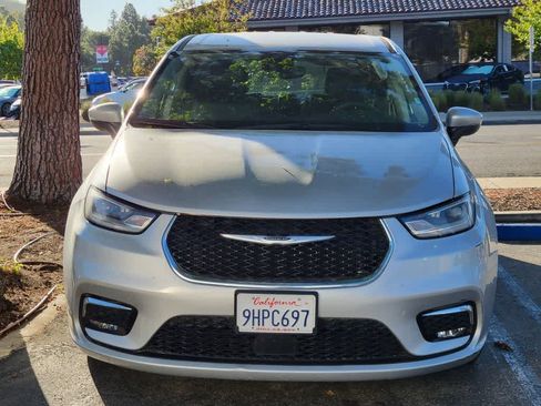 Used 2023 Chrysler Pacifica Touring-L image 10