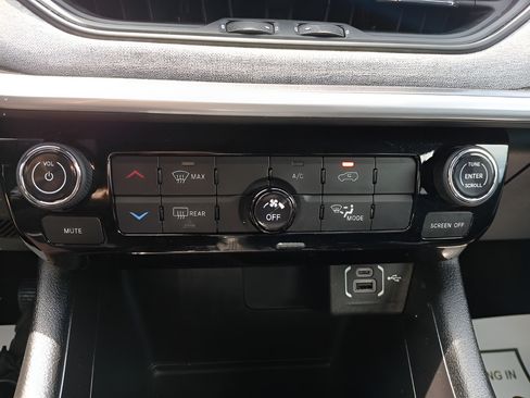 Used 2023 Jeep Compass Latitude AWD/4WD image 16