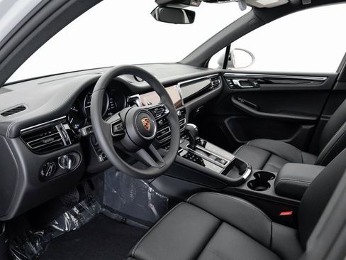 New 2025 Porsche Macan image 4