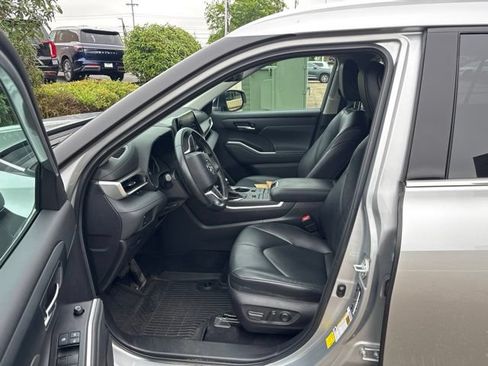 Used 2022 Toyota Highlander XLE AWD/4WD image 5