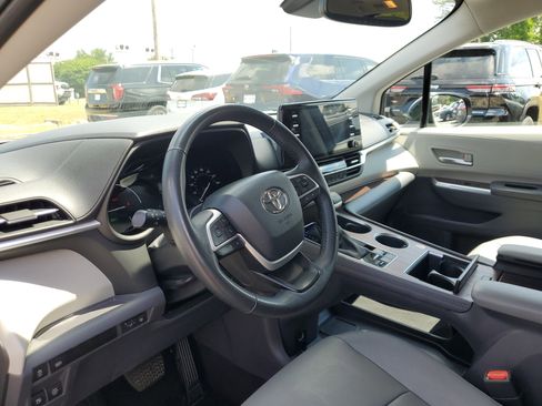 Used 2024 Toyota Sienna XLE FWD image 17
