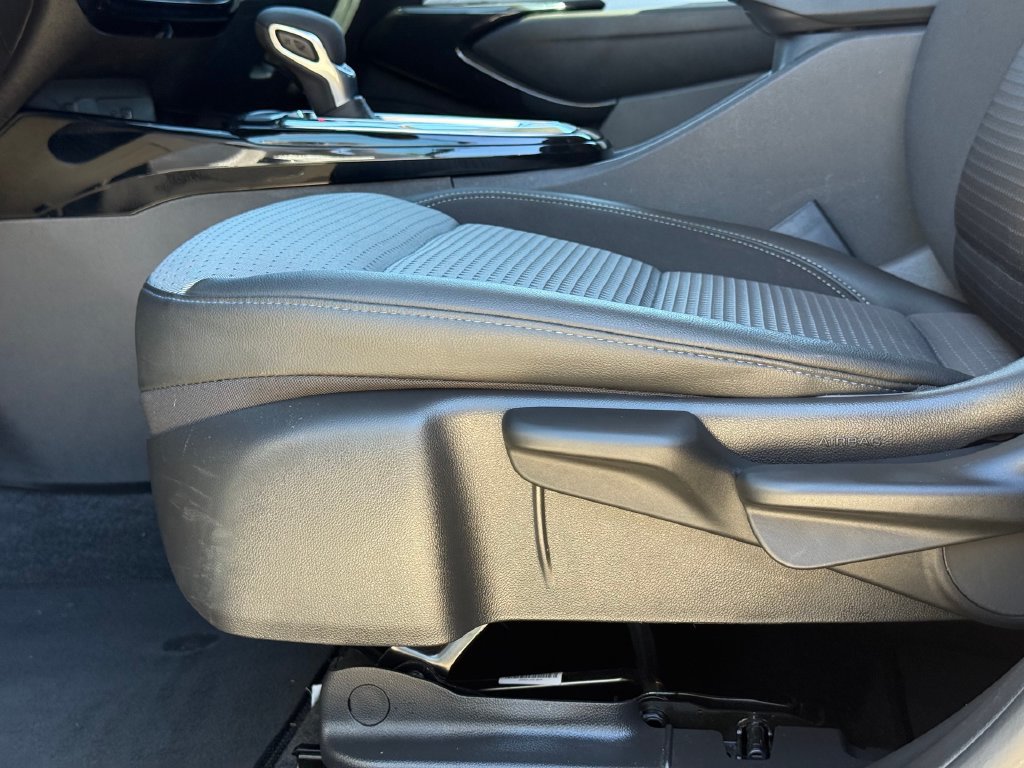 Used 2025 Chevrolet Trax LT FWD image 8