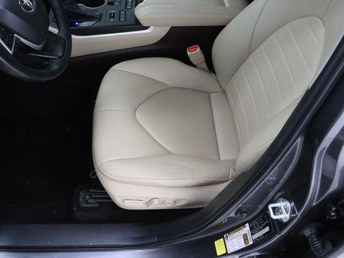 Used 2022 Toyota Highlander XLE AWD/4WD image 15