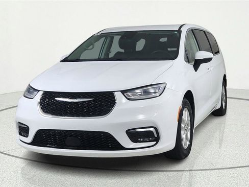 Used 2023 Chrysler Pacifica Touring-L FWD image 2