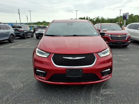 Used 2025 Chrysler Pacifica Select FWD image 2