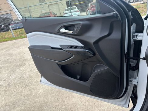 Used 2025 Chevrolet Trax LT image 18