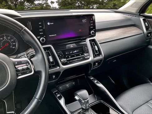 Used 2022 Kia Sorento S w/ Panoramic Sunroof Package image 9