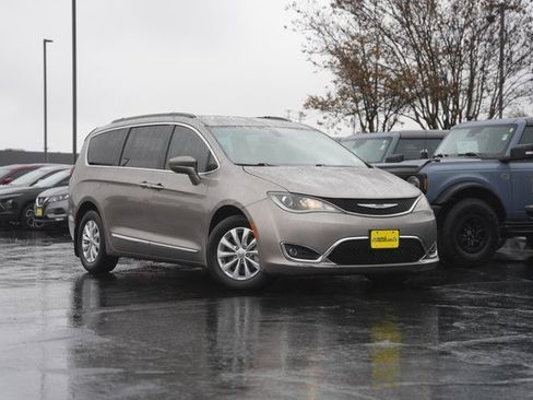 Used 2017 Chrysler Pacifica Touring-L image 2