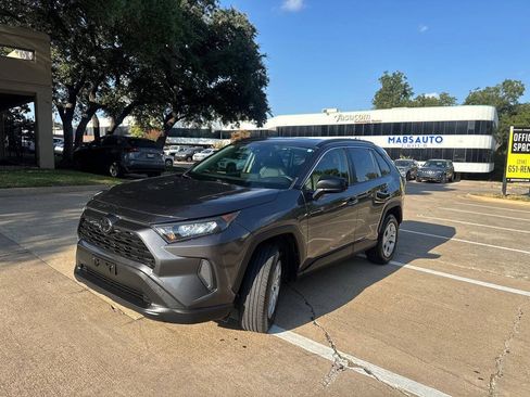 Used 2019 Toyota RAV4 LE FWD image 2